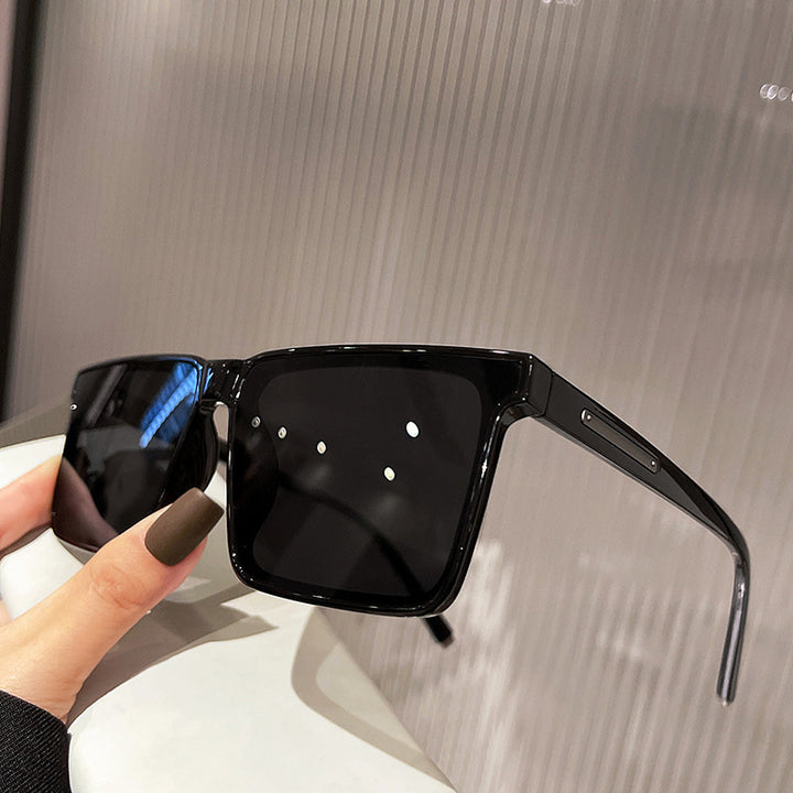 Dame kvadratisk solbrille i elegant, moderne design Luvikno