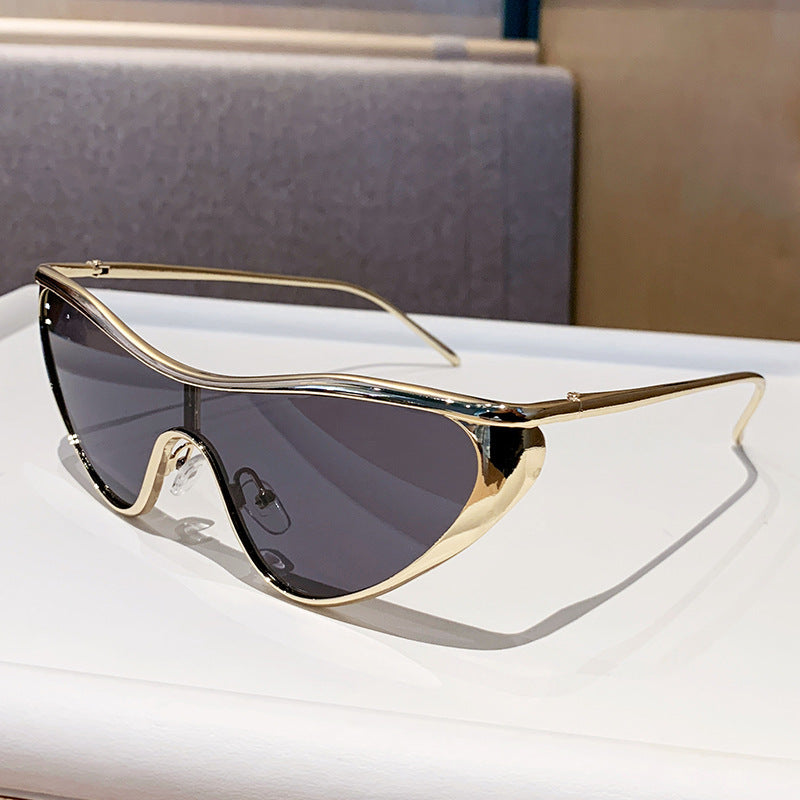 Damer futuristiske oversized solbriller med markant design Luvikno