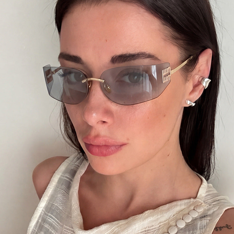 Dame futuristisk designer solbrille med uvanlig ramme og UV-beskyttelse Luvikno