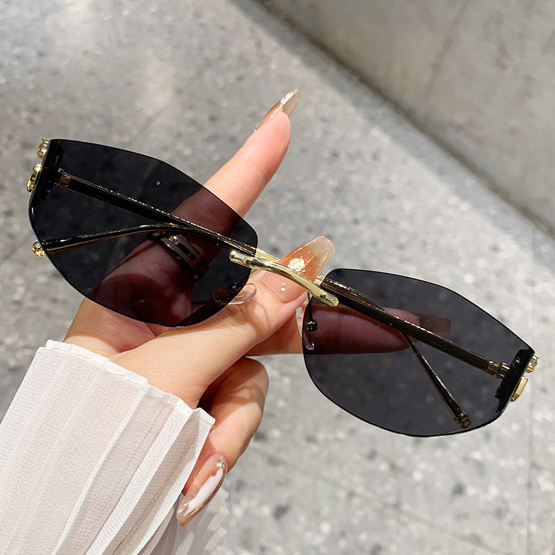 Dame moteriktig solbrille med innovativt sjakkert design Luvikno