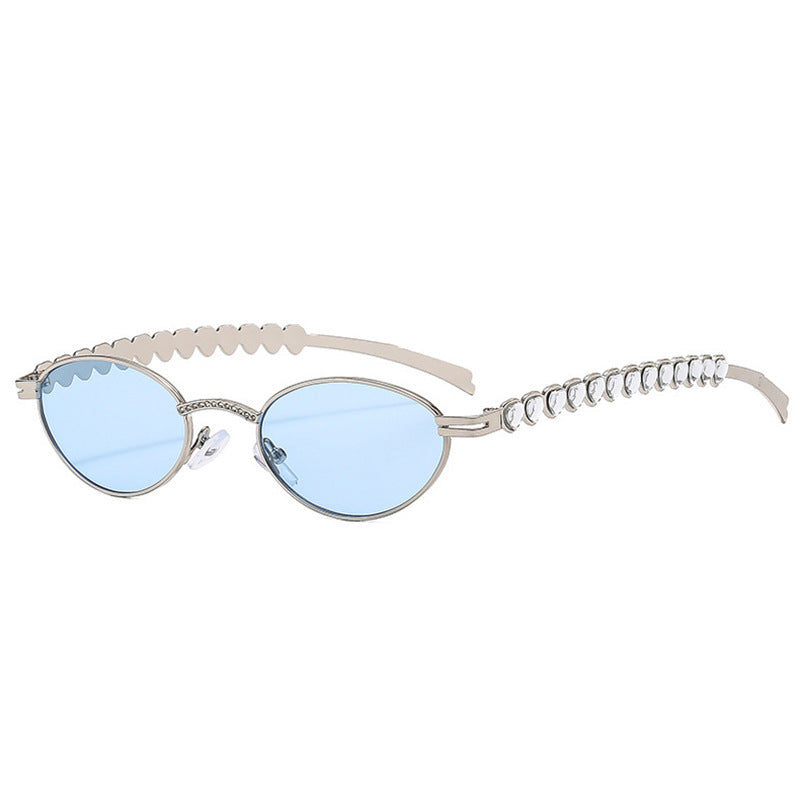 Dame moteriktig solbrille med dekorativ ramme og stilige detaljer Luvikno
