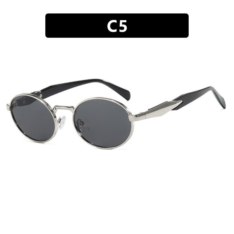 Dame moteriktig solbrille i elegant ovaldesign med trendy detaljer Luvikno