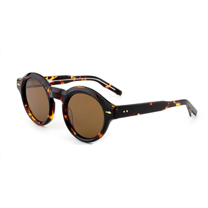 Dame solbrille i elegant retro-design med robust ramme Luvikno