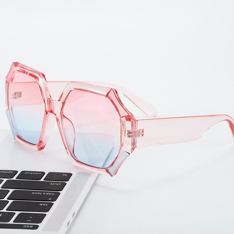 Dame moterelatert solbrille med fasettert ramme Luvikno