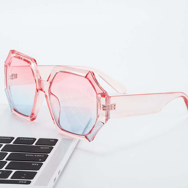 Dame moterelatert solbrille med fasettert ramme Luvikno