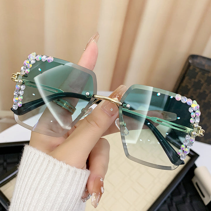 Dame solbrille med ekstravagant strassramme Luvikno