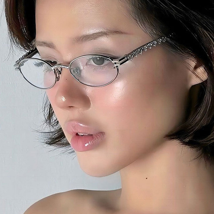 Dame moteriktig solbrille med dekorativ ramme og stilige detaljer Luvikno