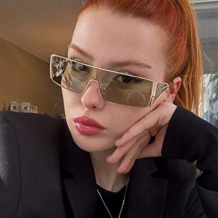 Dame geometrisk solbrille med futuristisk design og slitesterk ramme Luvikno