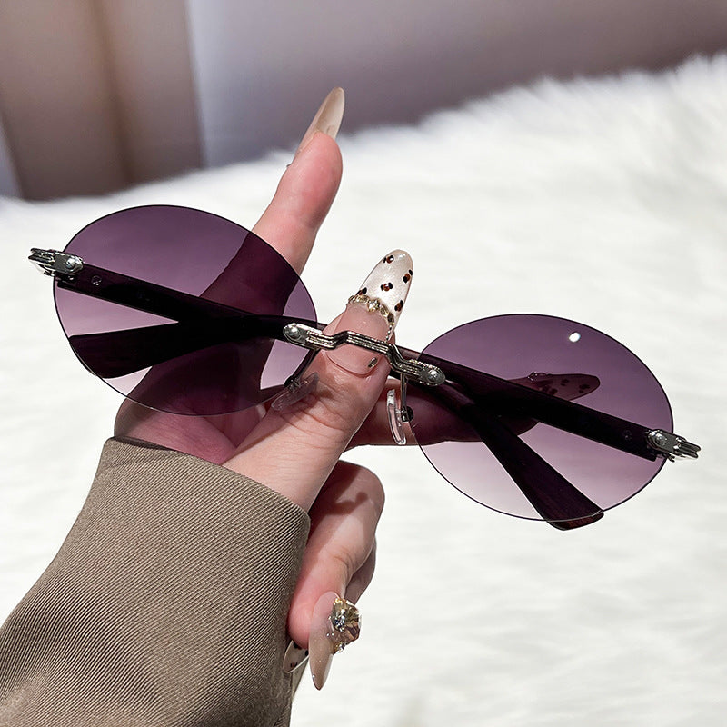 Dame moteriktig og elegant solbrille med ovalt design Luvikno