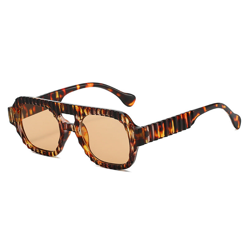 Dame moteriktig solbrille i futuristisk design med strukturert ramme Luvikno