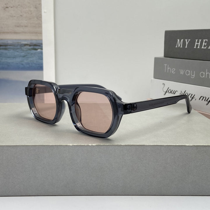 Dame moteriktig solbrille i moderne design med bred ramme Luvikno