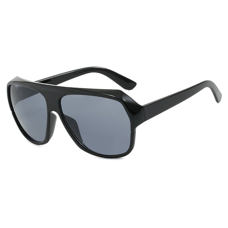 Dame moteriktig oversized solbrille med sporty design Luvikno