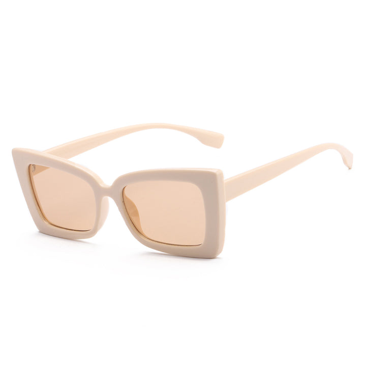Dame moteriktig solbrille med bred ramme og markant design Luvikno