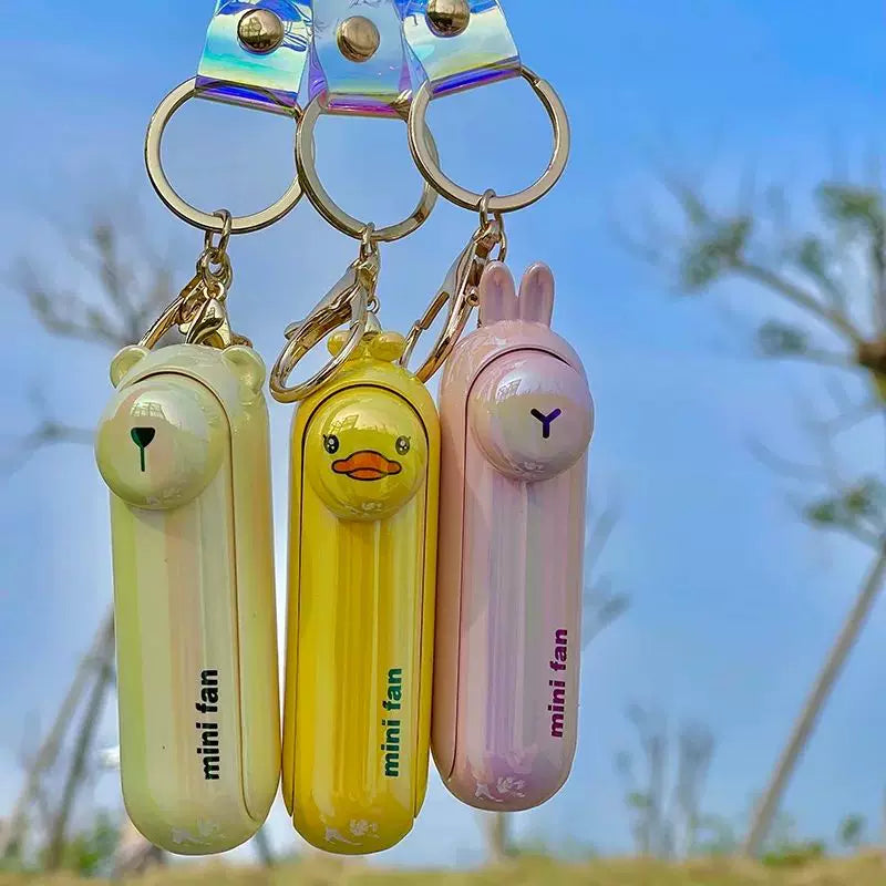 Unisex enhetsstørrelse oppladbar nøkkelring håndholdt mini-vifte med håndleddsstropp og ny art frosk charm Luvikno