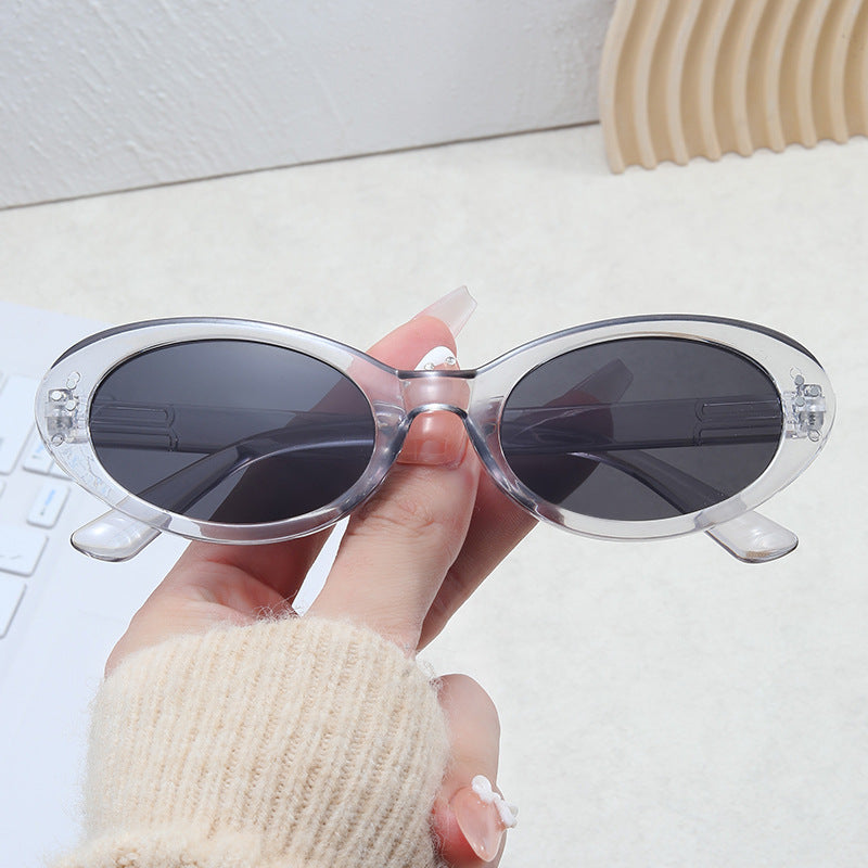 Damer moteriktig solbrille i elegant ovalt design Luvikno