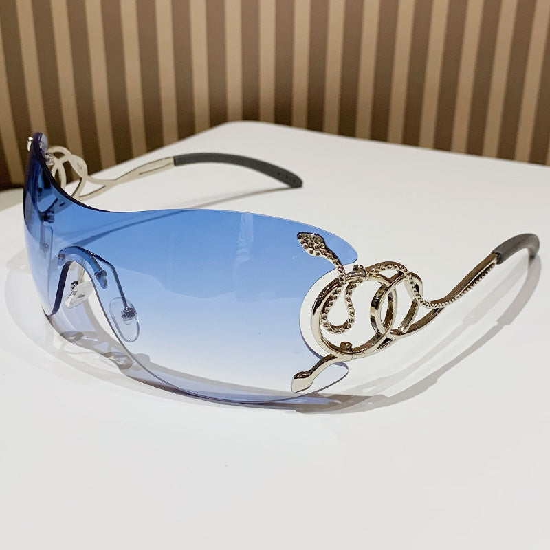 Dame futuristisk solbrille med lekent design Luvikno