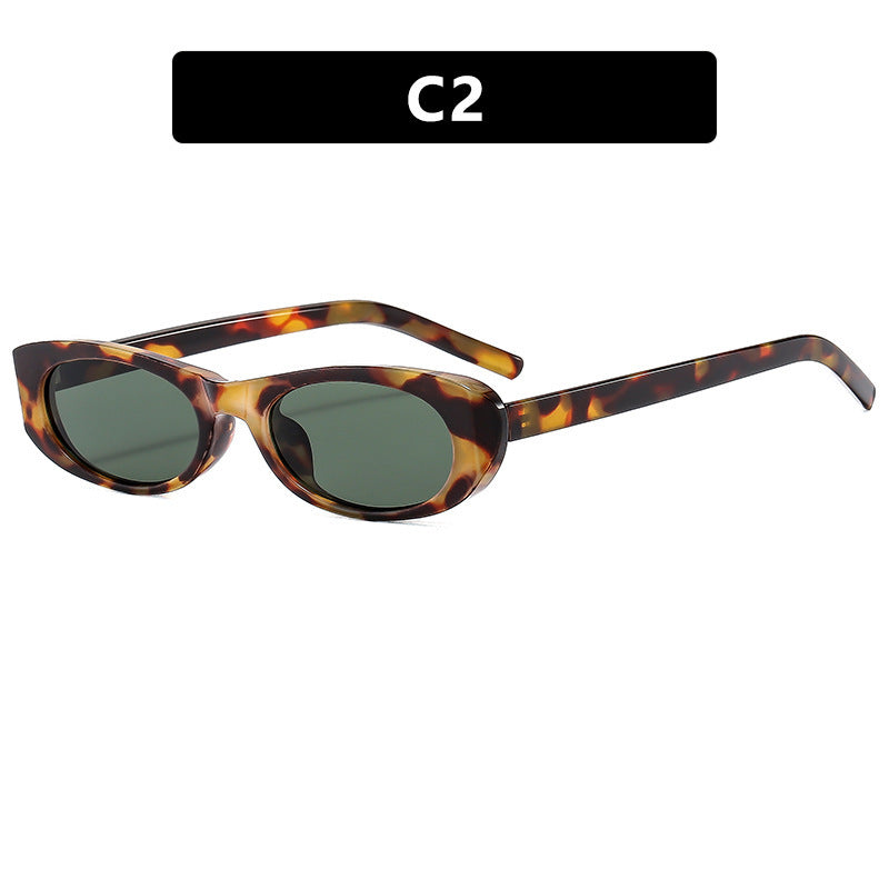 Dame moteriktig solbrille i elegant oval ramme Luvikno