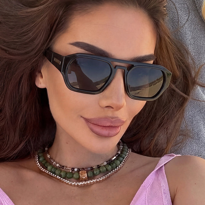 Dame moteriktig rektangulær brille med elegant metalled accent Luvikno