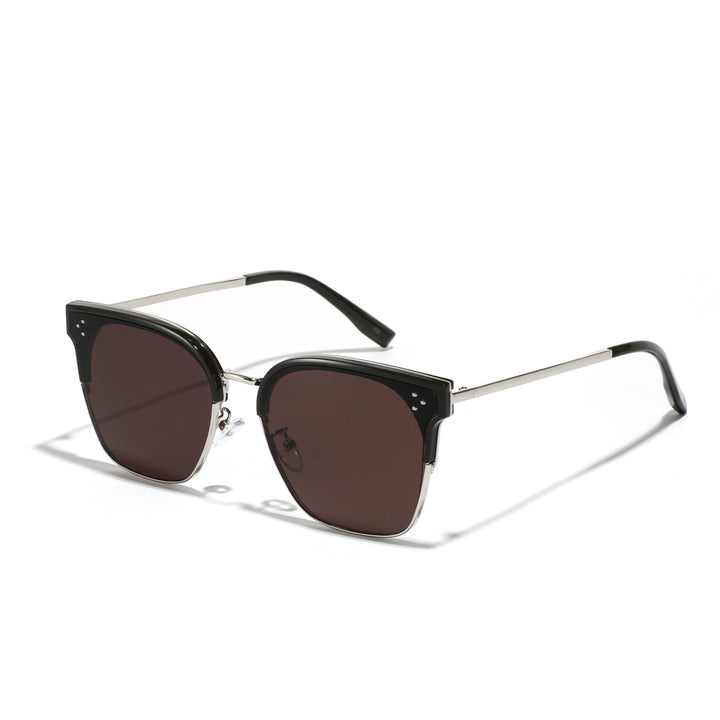 Dame moteriktig solbrille med markant design og kontrastfylt ramme Luvikno