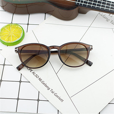 Dame moterik rund solbrille med elegant plastramme Luvikno