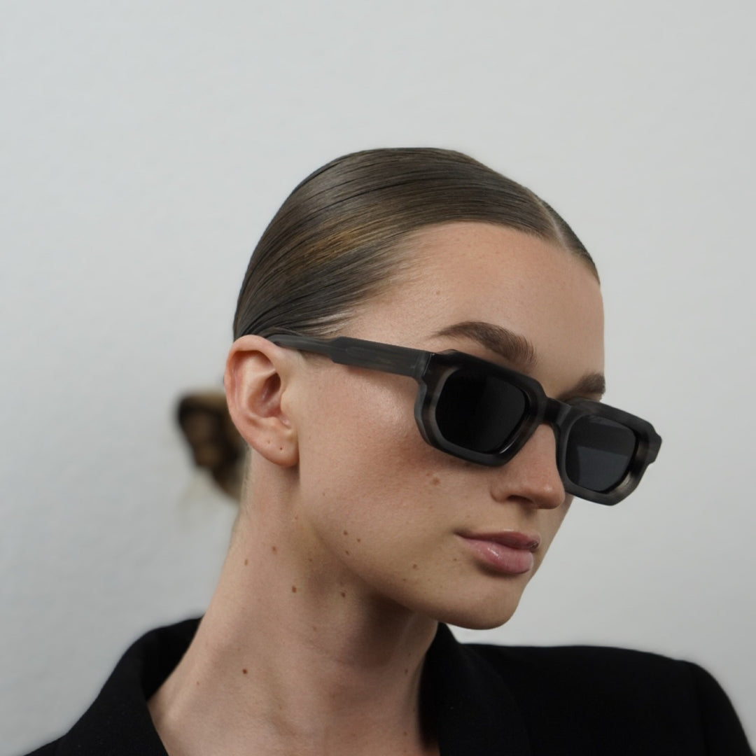 Dame solbrille i moderne geometrisk design fra Luvikno