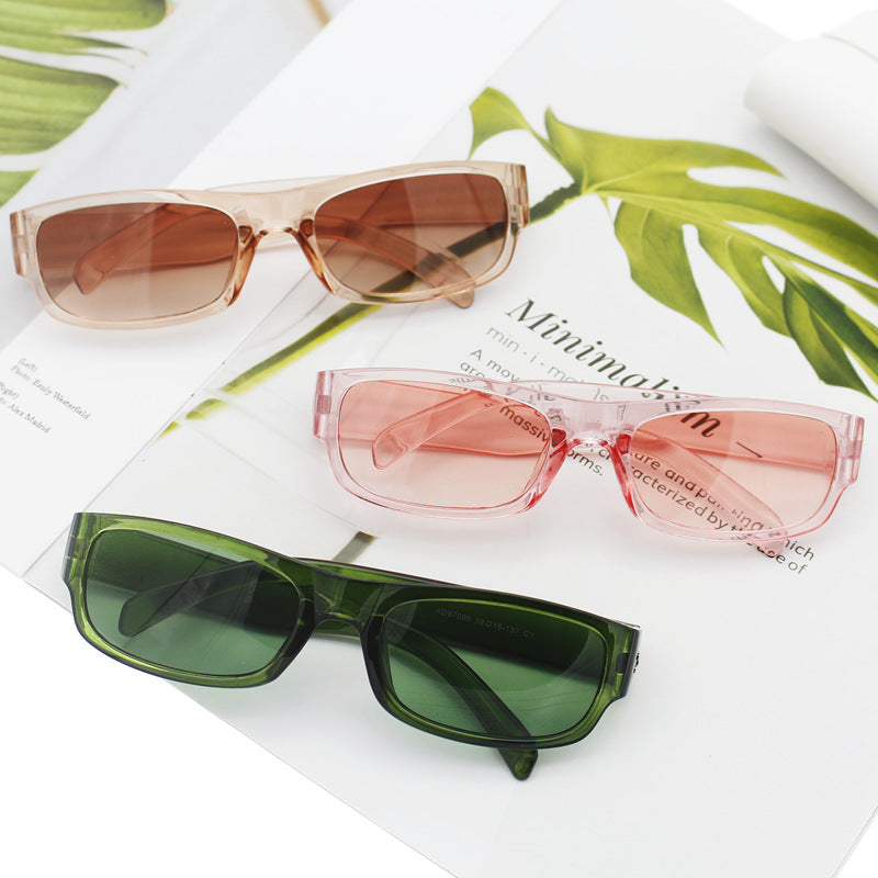 Dame moteriktig solbrille i stilrent rektangulært design Luvikno