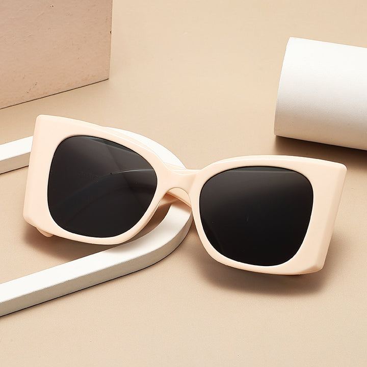 Dame moteriktig oversized solbrille med glamorøst design Luvikno