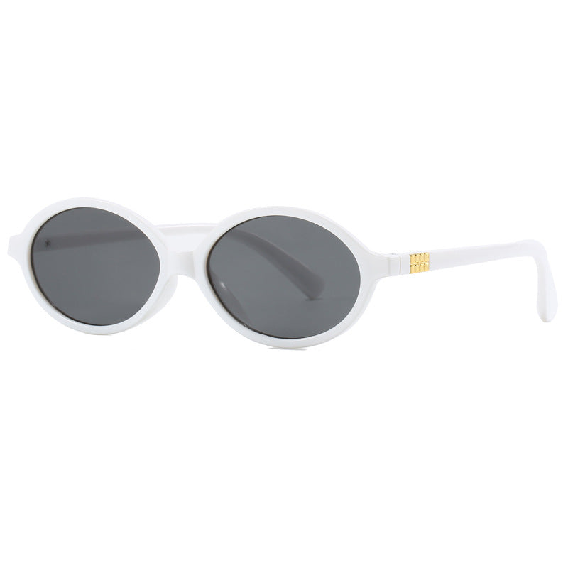 Dame moteriktig solbrille med oval ramme og gyldne detaljer Luvikno