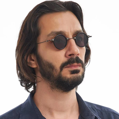 Dame rund solbrille med moderne metallramme og store blå linser Luvikno