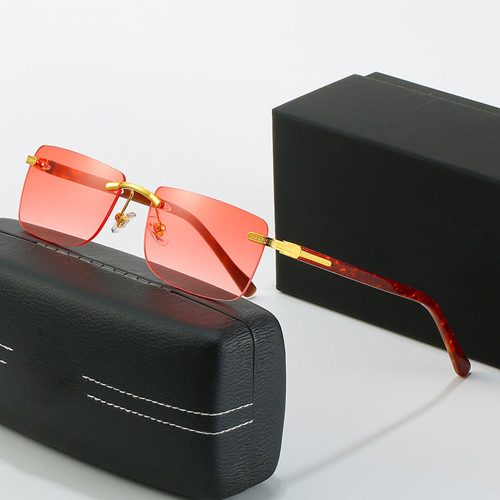 Dame moteriktig solbrille med stilren, firkantet ramme og elegante metallkanter Luvikno