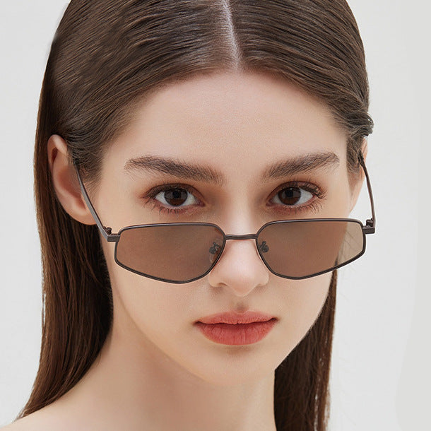 Dame Cat-Eye solbriller i moderne design med ultralett ramme Luvikno