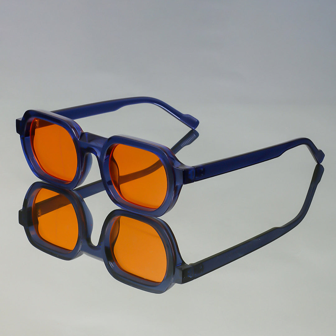 Dame moteriktig solbrille i moderne design med bred ramme Luvikno
