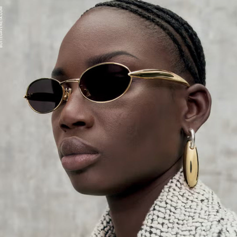 Dame moteriktig solbrille med oval ramme og glitrende detaljer Luvikno