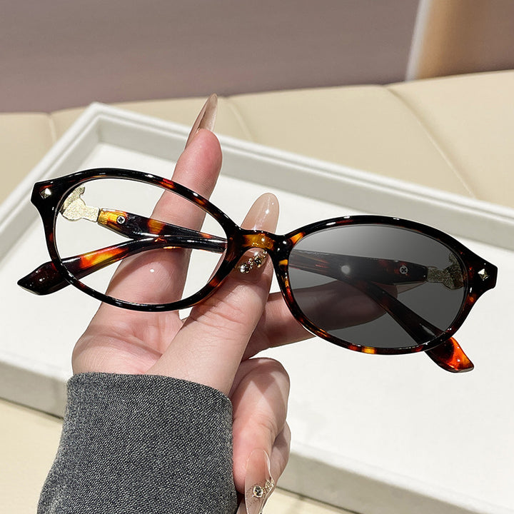 Dame motekunstig brille i elegant ova-design med gyldne aksenter Luvikno