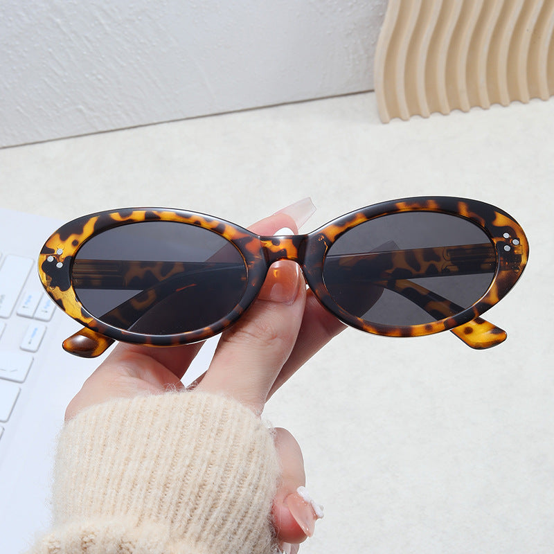 Damer moteriktig solbrille i elegant ovalt design Luvikno