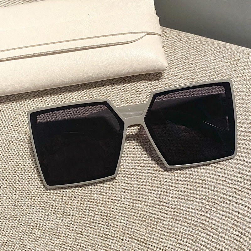 Dame kvadratisk solbrille med robust ramme og stillegant design Luvikno
