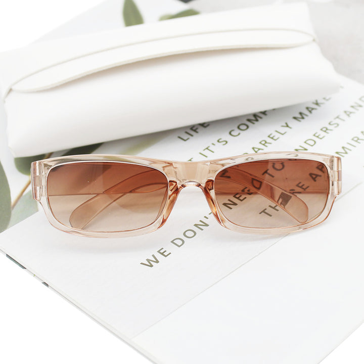 Dame moteriktig solbrille i stilrent rektangulært design Luvikno