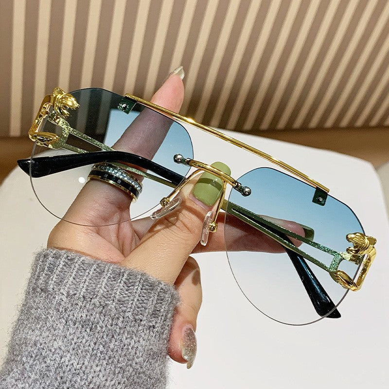 Dame Designer solbrille med unikt dyreakcent Luvikno
