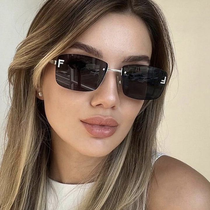 Dame kvadratisk solbrille med elegant gullramme og stilige linser Luvikno