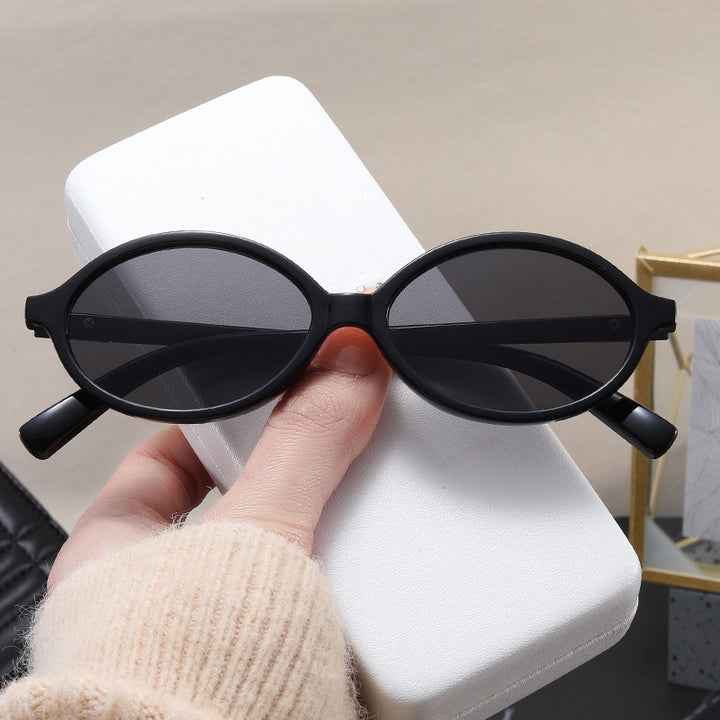 Dame moteriktig solbrille med oval ramme og gyldne detaljer Luvikno
