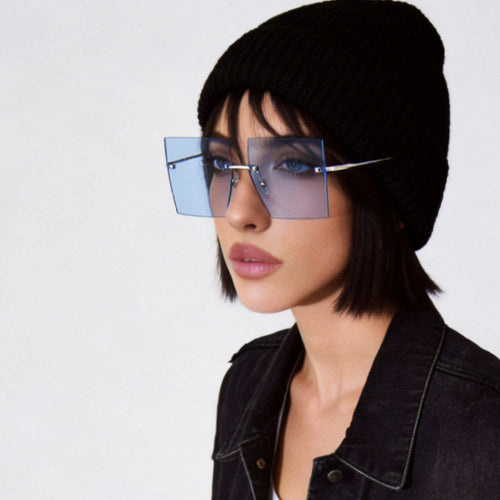 Dame moteriktig kvadratisk solbrille med brede glass og filigran metallramme Luvikno