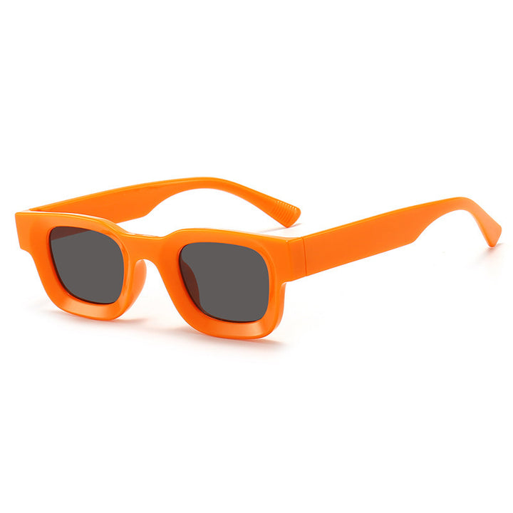 Dame moteriktig solbrille i elegant, kantet design Luvikno