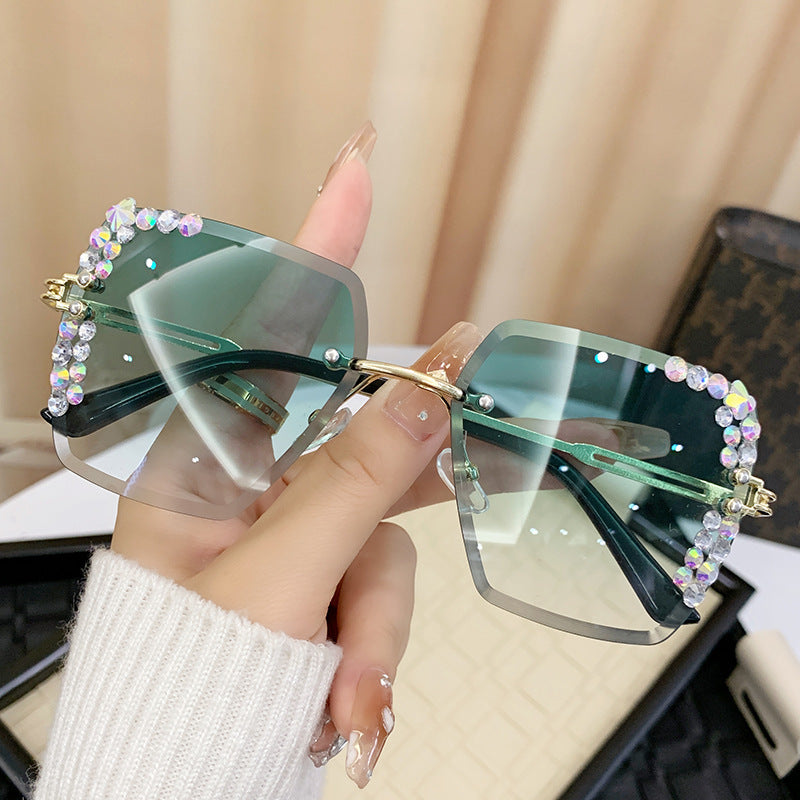 Dame solbrille med ekstravagant strassramme Luvikno