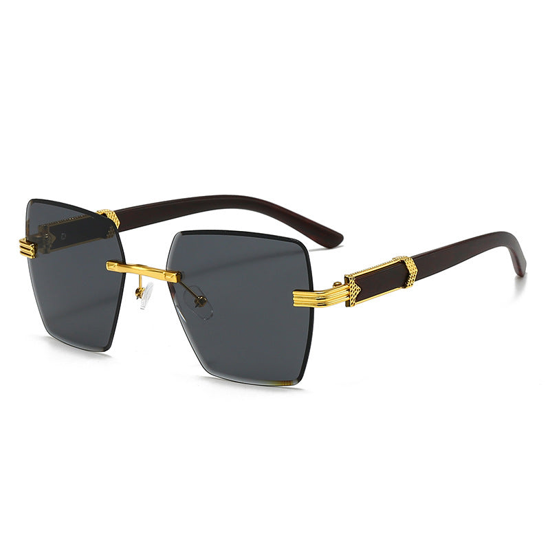 Dame ekstravagant firkantet solbrille med gullfargede detaljer Luvikno