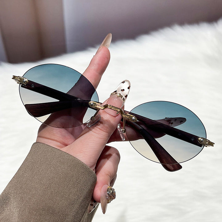 Dame moteriktig og elegant solbrille med ovalt design Luvikno
