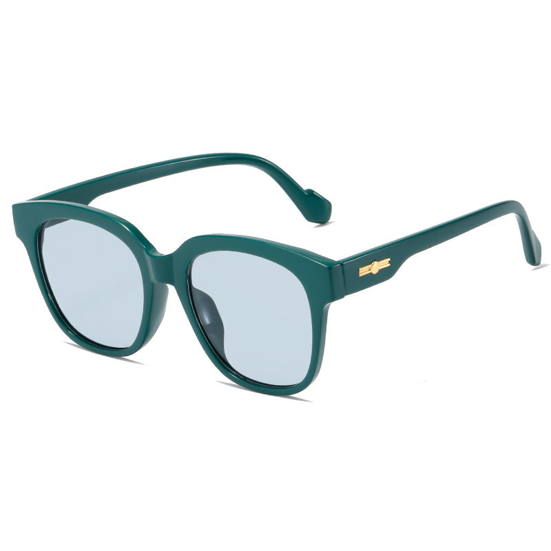 Damer klassisk solbrille med moderne oversized ramme Luvikno