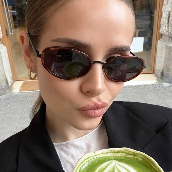 Dame elegant rund solbrille med moderne metallramme Luvikno