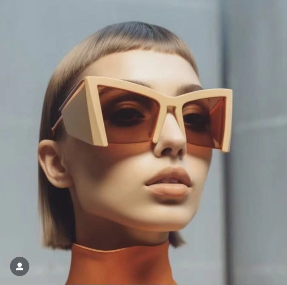 Dame futuristisk solbrille med markant vinkelramme Luvikno