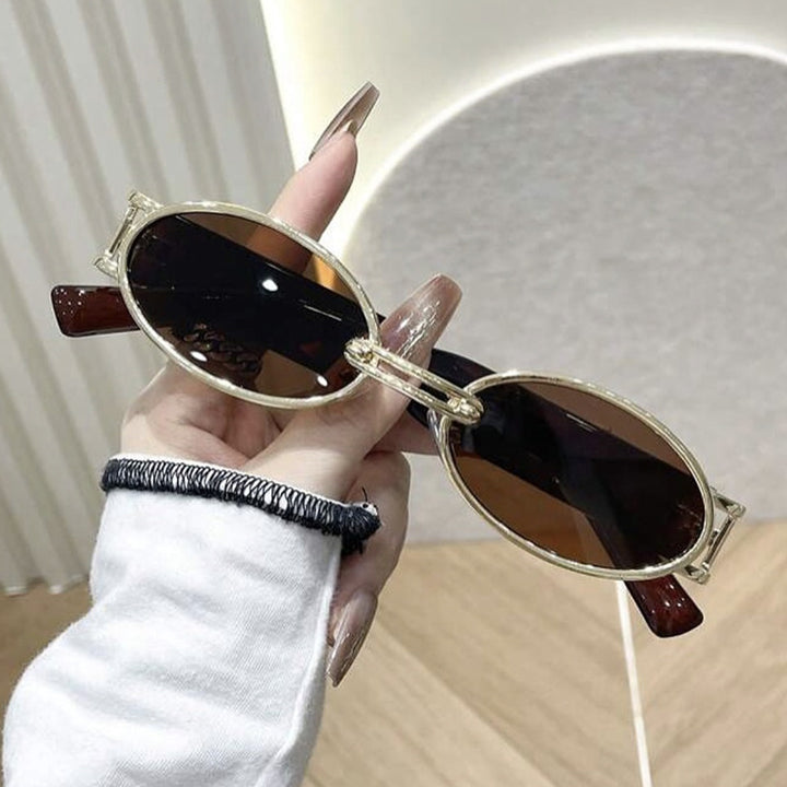 Dame ovalformet solbrille med gullige accenter og stilig ramme Luvikno