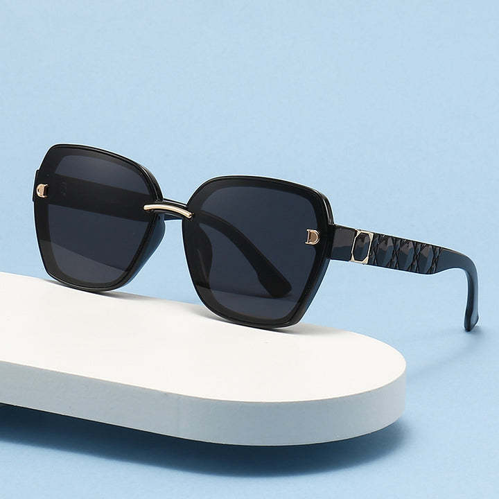 Dame solbrille med stilfull, kvadratisk ramme og elegante detaljer Luvikno